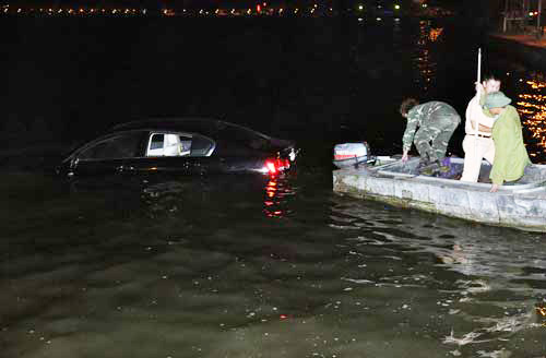 Lexus lao xuống hồ Tây, 4 người thoát chết