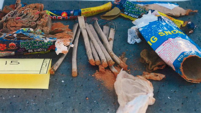 
	Các loại pháo hoa tìm thấy trong balô của nghi can Dzhokhar Tsarnaev - Ảnh: Reuters