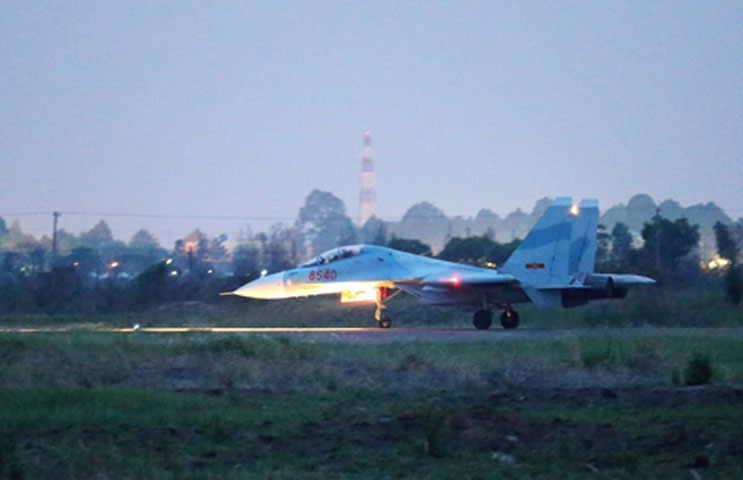 'Hổ mang chúa’ Su-30MK2 Việt Nam xuất kích trong đêm