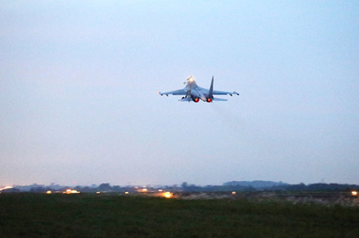 'Hổ mang chúa’ Su-30MK2 Việt Nam xuất kích trong đêm