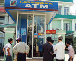 Hàng loạt cây ATM bỗng dưng "nghỉ" Chủ nhật