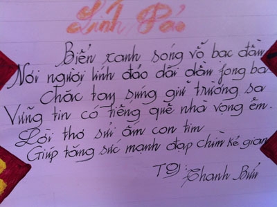 Các đảo lớn  mà PV Tiền Phong đến như Trường Sa Lớn, Song Tử Tây đều có hội tường khá rộng và khang trang, hệ thống trang âm khá tốt để hội họp, sinh hoạt, tổ chức các hoạt động văn nghệ. Trong hội trường treo nhiều tờ báo tường của lính đảo làm nhân dịp các ngày kỷ niệm lớn. Trong ảnh, một tờ báo tường và một số bài trong báo tường của lính đảo Song Tử Tây