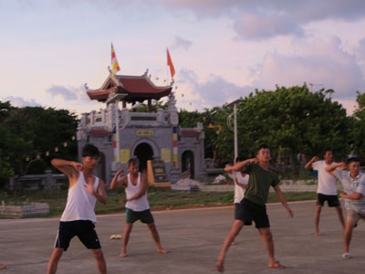 Sáng sớm, lính đảo Trường Sa Lớn tập thể dục, luyện võ trên đường băng Sân bay Trường Sa