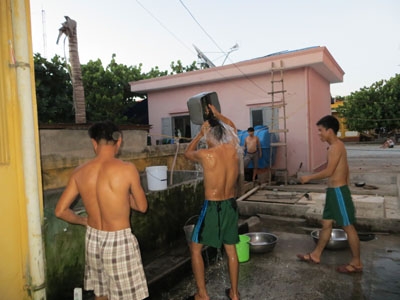 Chơi thể thao xong là tắm táp thoải mái. Nước giếng khoan trên nhiều đảo lớn  tuy hơi lợ, nhưng đủ tưới rau và tắm tốt. Cú dội gàu nước của lính đảo Trường Sa Lớn “hào sảng” chả kém gì trong đất liền. Tuy nhiên, họ cho biết đồng đội ở các đảo chìm, nhà giàn vẫn phải rất dè sẻn nước ngọt