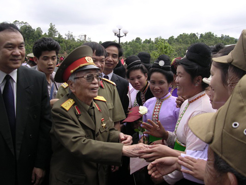 Chùm ảnh: Đại tướng Võ Nguyên Giáp thăm chiến trường Điện Biên Phủ
