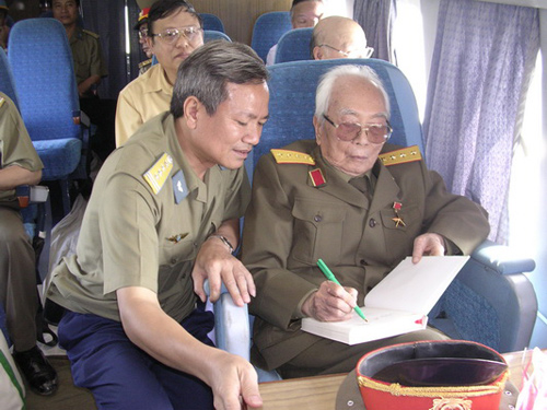 Chùm ảnh: Đại tướng Võ Nguyên Giáp thăm chiến trường Điện Biên Phủ