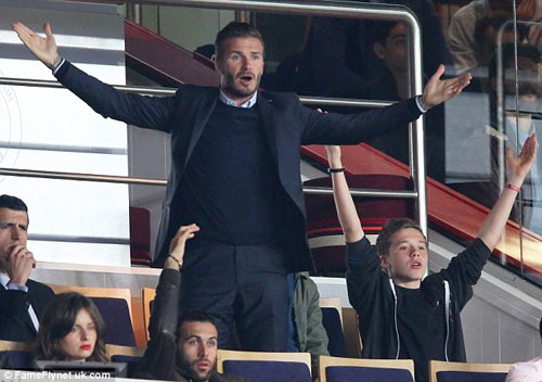 
	Bố con Beckham là những khán giả nhiệt tình nhất trên sân