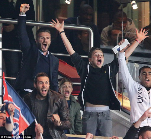 
	Sao PSG và các quý tử nhẩy cẫng lên sung sướng khi trung vệ Alex sút tung lưới Valenciennes