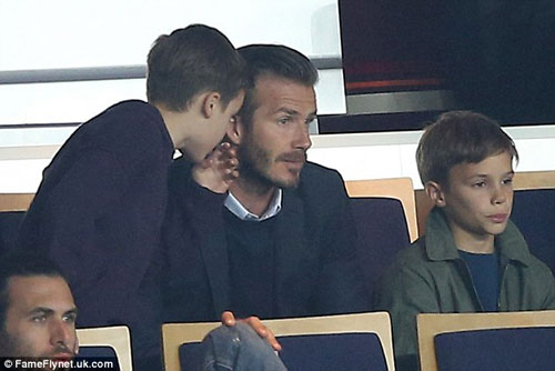 
	Vẻ mặt thất thần của bố con Beckham khi PSG bị chọc thủng lưới