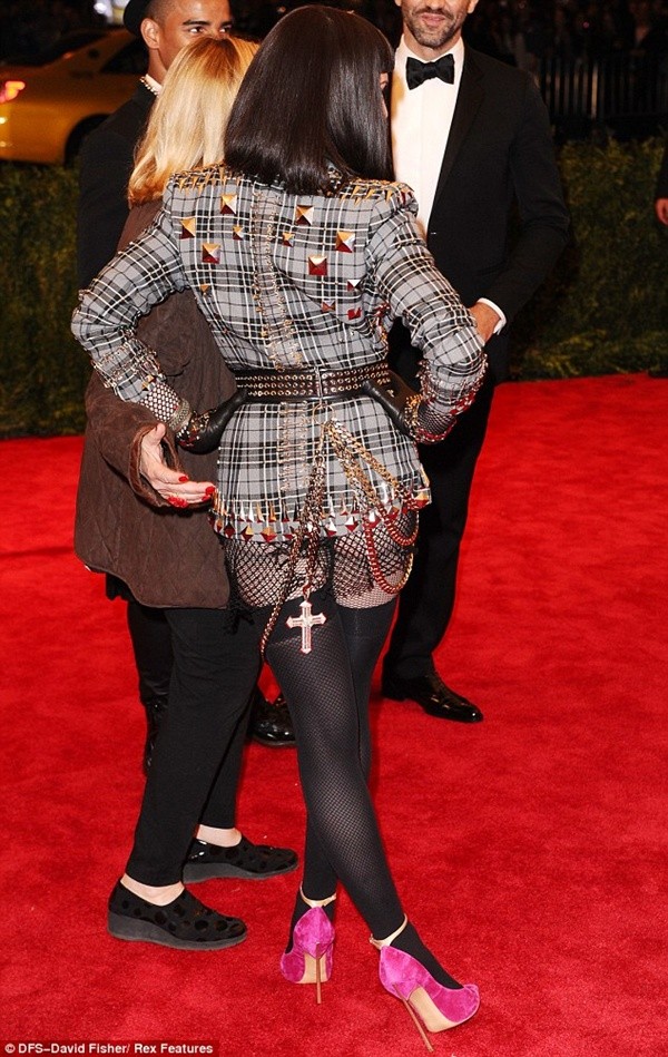 Madonna "quên quần", đeo thánh giá sau mông 2