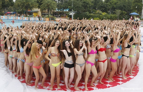 10.000 thiếu nữ mặc bikini xếp h&igrave;nh rắn khổng lồ