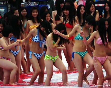 10.000 thiếu nữ mặc bikini xếp h&igrave;nh rắn khổng lồ