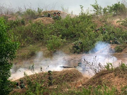 Phân đội hỏa lực QĐND Việt Nam xạ kích bằng súng phóng lựu SPG-9