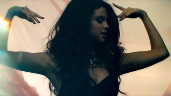 Selena Gomez lột xác nóng bỏng trong MV mới