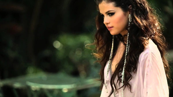 Selena Gomez lột xác nóng bỏng trong MV mới