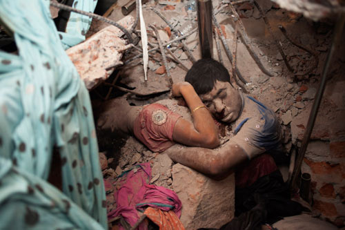 Bangladesh: Xác chết ôm nhau trong đổ nát, Tin tức trong ngày, doi nam nu om nhau chet trong dong do nat, sap nha o bangladesh, rana plaza, sap xuong may o bangladesh, tin tuc, tin nhanh, tin hot, vn