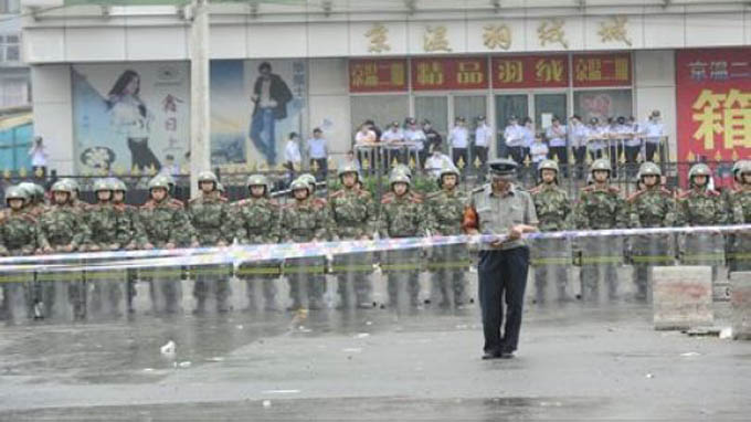 
	Cảnh sát vũ trang phong tỏa chợ Jingwen, quận nội thành Phong Đài, Bắc Kinh ngày 8-5 sau khi giải tán một đám đông biểu tình. Ảnh: HCTB