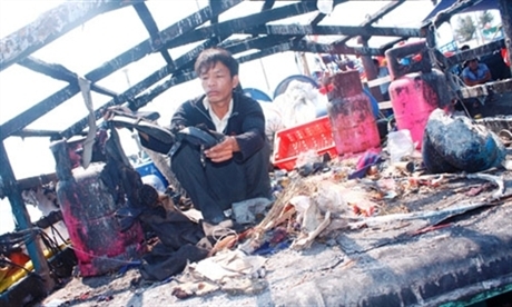 Tàu cá Việt Nam bị tàu Trung Quốc bắn cháy