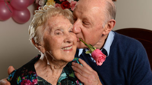 Cụ bà 106 tuổi vẫn hẹn hò "phi công trẻ" 1