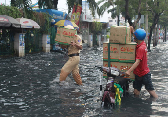 sgonline, baosaigon, saigonbao, saigon, <a  data-cke-saved-href='http://sgonline.vn/anh-dep-Sai-Gon/AI/' href='http://sgonline.vn/anh-dep-Sai-Gon/AI/' >sài gòn</a> online, tinnhanhsaigon, báo sài gòn,Gặp cảnh sát trong bức ảnh gây bão cộng đồng mạng