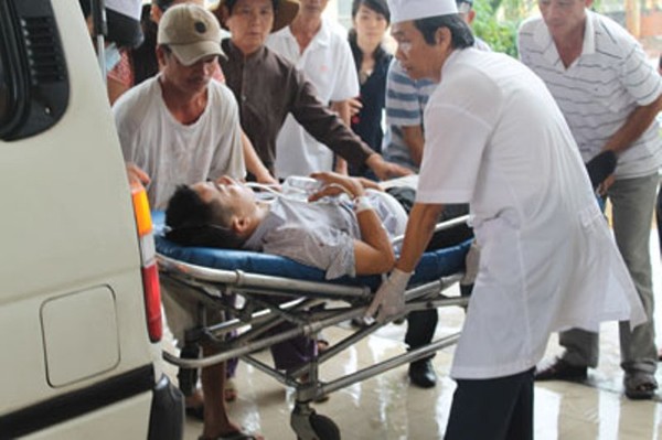 Nạn nhân được đưa đi cấp cứu (ảnh báo Bình Thuận)