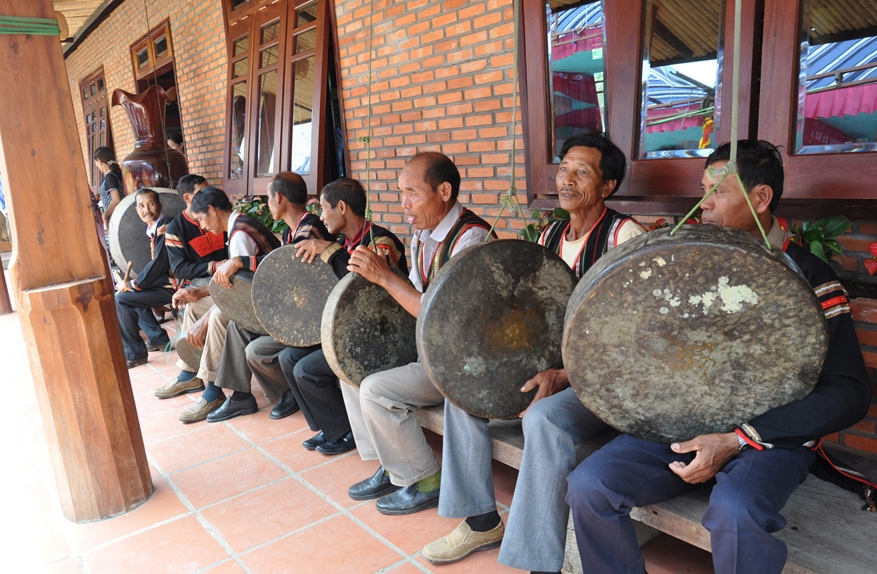 Nghi thức đánh cồng chiêng trước khi vào lễ cưới