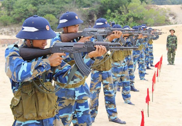 Hải quân đánh bộ Việt Nam luyện tư tế đứng bắn bài 1 súng tiểu liên AK