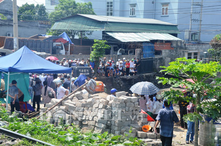 Chùm ảnh: Cận ảnh người dân vây kín ngôi nhà đào móng thấy hơn 30 quan tài
