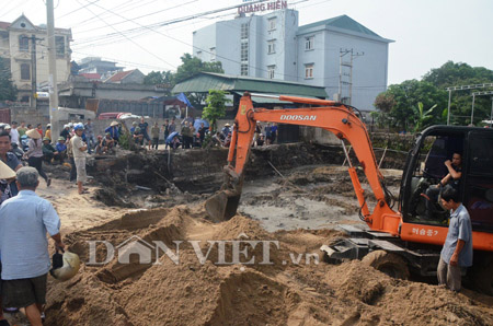 Chùm ảnh: Cận ảnh người dân vây kín ngôi nhà đào móng thấy hơn 30 quan tài