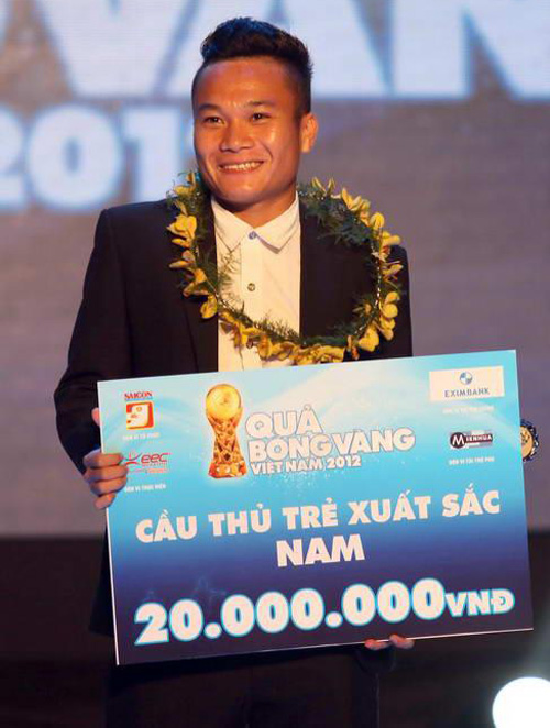 
	Phi Sơn nhận danh hiệu "Cầu thủ trẻ xuất sắc"