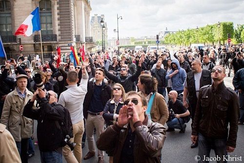 Người đẹp ngực trần 'cứu' Paris khỏi bạo loạn