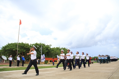 Lễ chào cờ tại Trường Sa Lớn