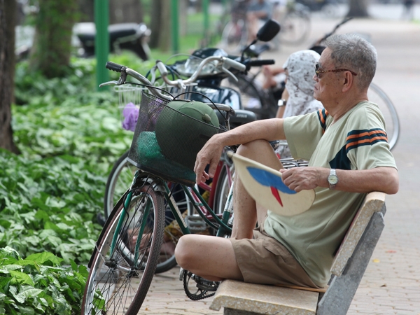 Người Hà Nội liêu xiêu tránh nắng