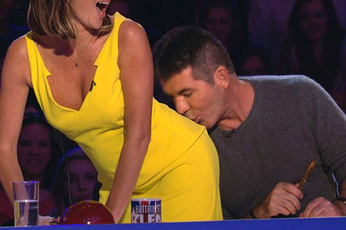 Giám khảo Britain's got talent gây "sốc" khi hôn mông đồng nghiệp