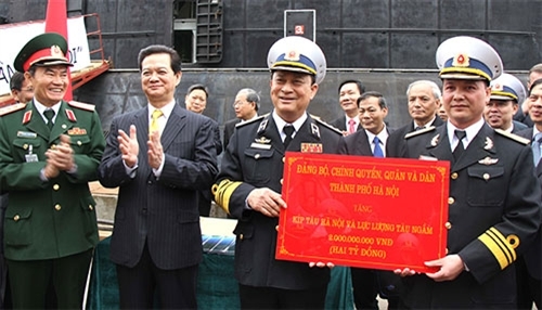 Thủ đô Hà Nội ’tặng’ 2 tỷ đồng cho kip tàu ngầm Kilo