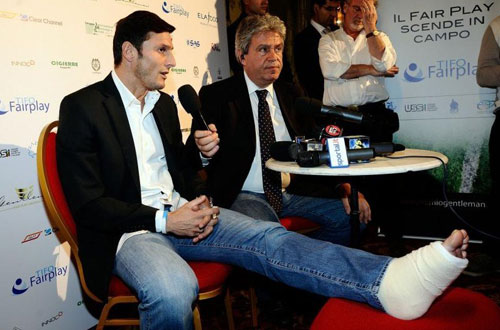 
	Javier Zanetti "vác" cái chân què tới nhận giải thưởng Quý ông