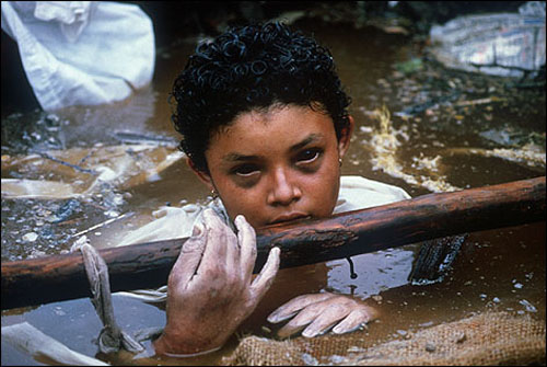 
	Bé gái Omayra Sánchez có con ngươi đen láy do bị ảnh hưởng bởi nguồn nước độc.