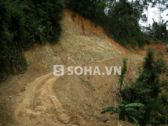 Đường đi lại rất khó khăn, vào mùa mưa thì việc đi lại gần như không thể thực hiện được.