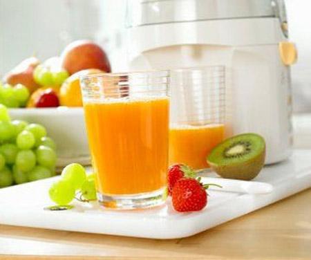 Nên uống nhiều nước hoa quả để cung cấp vitamin cho cơ thể