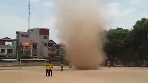 Kinh hãi xem clip lốc xoáy "cuốn người" ở Hà Nội