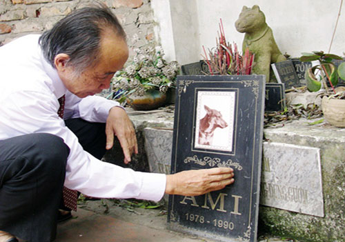 Nhà thơ Nguyễn Bảo Sinh bên mộ con chó cưng của mình 