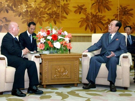 Ông Kim Yong-nam (phải) hội đàm với ông Isao Iijima tại Bình Nhưỡng ngày 16/5. Ảnh: The Japan Times