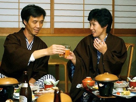 Vợ chồng ông Kaoru Hasuike sau khi được Triều Tiên thả về năm 2002 - Ảnh: The Australian