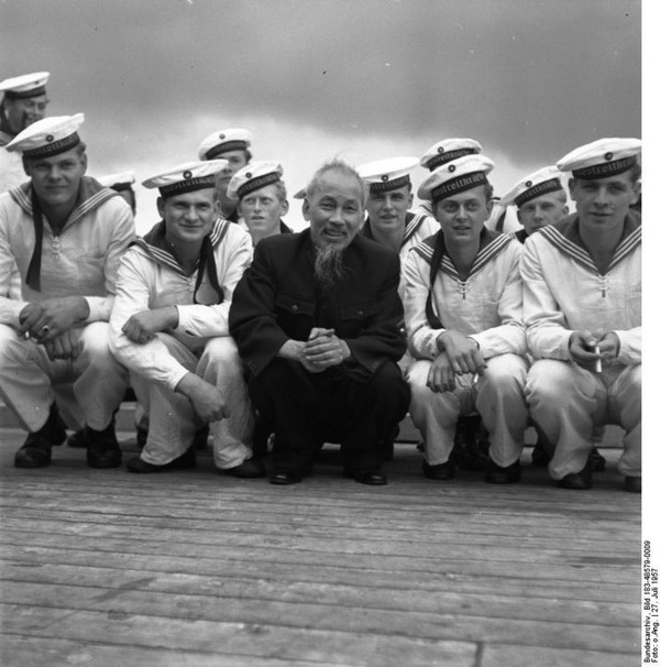 Bác Hồ với hải quân Đông Đức chụp tại vịnh Stralsund vào năm 1957.