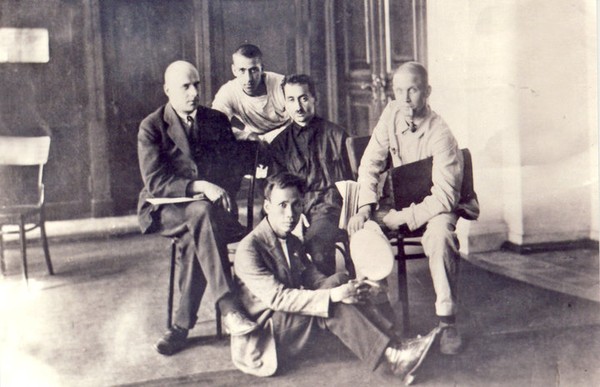 Nguyễn Ái Quốc và những người bạn Pháp tại Paris vào năm 1921.