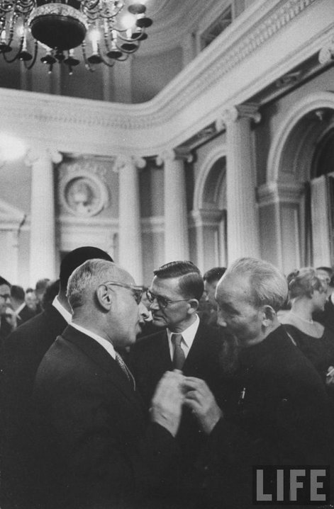 Chủ tịch Hồ Chí Minh nói chuyện với nhà lãnh đạo Ban Lan Alexander Zawadzki vào năm 1957.