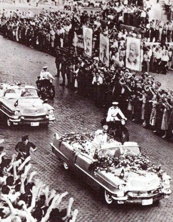 Nhân dân Sofia nồng nhiệt đón chào Chủ tịch Hồ Chí Minh, khi người hoàn thành một chuyến viếng thăm thân thiện với Bulgaria trong tháng 8 năm 1957.