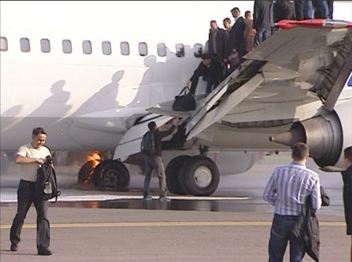 Máy bay Boeing 737 của Nga bỗng nhiên bốc cháy