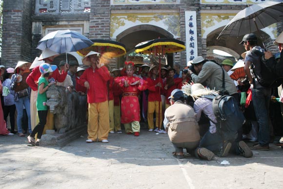 Du khách hội Gióng nhễ nhại trong cái nóng 40 độ C