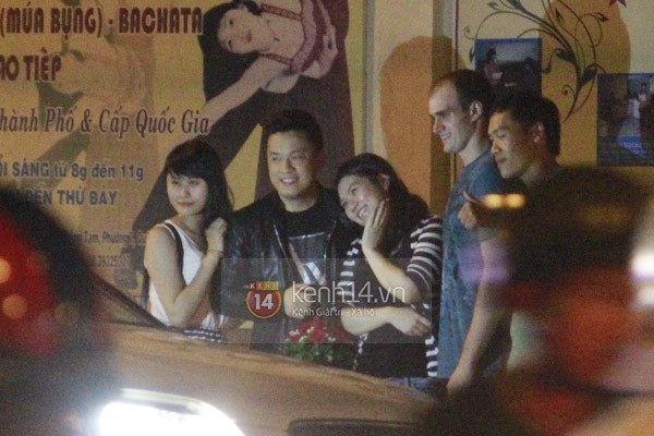 Mặc tin đồn cưới vợ, Lam Trường vẫn ôm fan thắm thiết 6